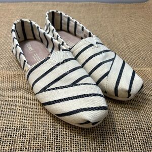 TOMS Women's White and Navy Striped Slip-On Shoes Size 7 House Driving Flats